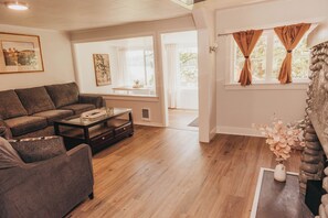 Living area - Bay View Casita in Olympia (Olympia)