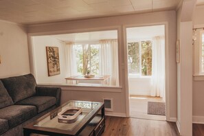 Living area - Bay View Casita in Olympia (Olympia)