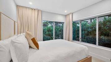 4 bedrooms, desk, iron/ironing board, WiFi