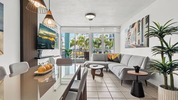 Apartamento superluxo, sacada, vista para a piscina | Área de estar