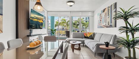 Luxury-Apartment, Balkon, Poolblick | Wohnbereich