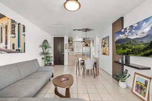 Luxe appartement, balkon, uitzicht op zwembad | Woonruimte