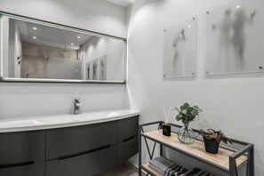 Căn hộ Cao cấp, ban công, quang cảnh hồ bơi | Phòng tắm