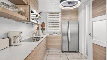 Luxury Apartment, Balcony, Pool View | Private kitchen