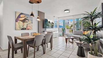 Apartamento superluxo, sacada, vista para a piscina | Opções para refeição