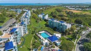 Un complexe hôtelier comprenant plusieurs bâtiments, une piscine et offrant une vue sur l’océan.