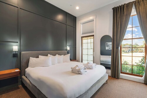 King Suite at The Emerald, Spa Bathroom w. Robes!