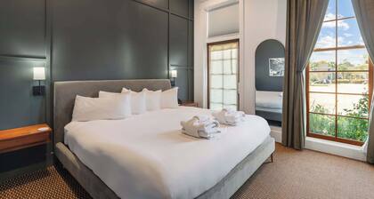 King Suite at The Emerald, Spa Bathroom w. Robes!