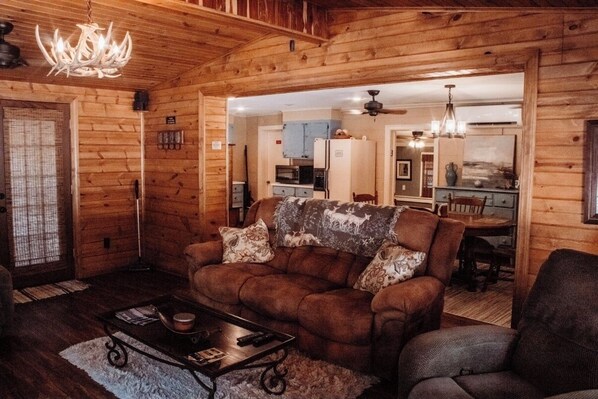 Living area - Marvelous 3-bedroom house with AC in charming Mount Ida (Mount Ida)