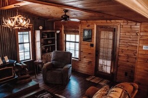 Living area - Marvelous 3-bedroom house with AC in charming Mount Ida (Mount Ida)