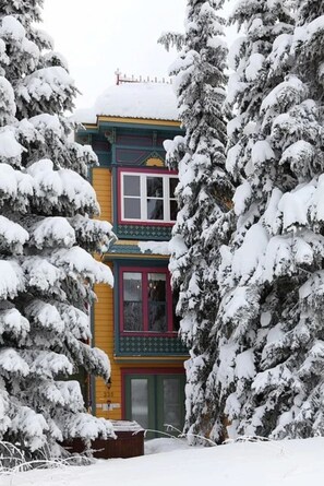 Exterior - This cozy, 2 bedroom, 1 bathroom suite is perfect for your stay at Silver Star. (Vernon)