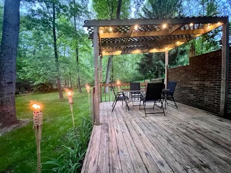 Outdoor dining. RockN'Roll Retreat Private Guest Suite @Pickleball quiet rural setting on 5 acre
