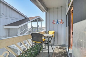 Outdoor dining - Steps to Sand: Chic Couple’s Garden City Retreat (Murrells Inlet)