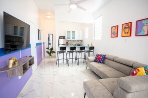 TV - Modern Retreat By The Beach (San Juan)