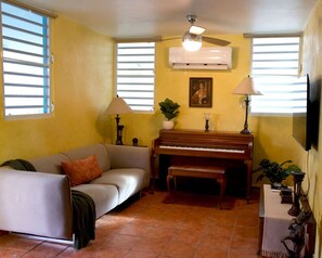 TV - Charming Vintage Apartment Steps from the Beach (San Juan)