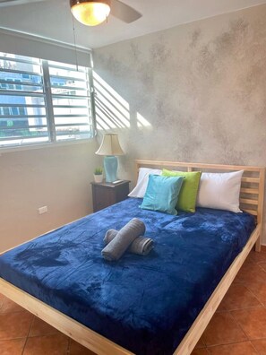 Escritorio, tabla de planchar con plancha, wifi y ropa de cama 