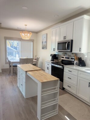 Microwave, oven, stovetop, dishwasher - Spacious 6-bedroom house in wonderful Ocean Lakes (Myrtle Beach)