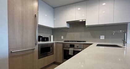 Modern luxury with skyline across Vancouver - 5 mins to the water and trains!