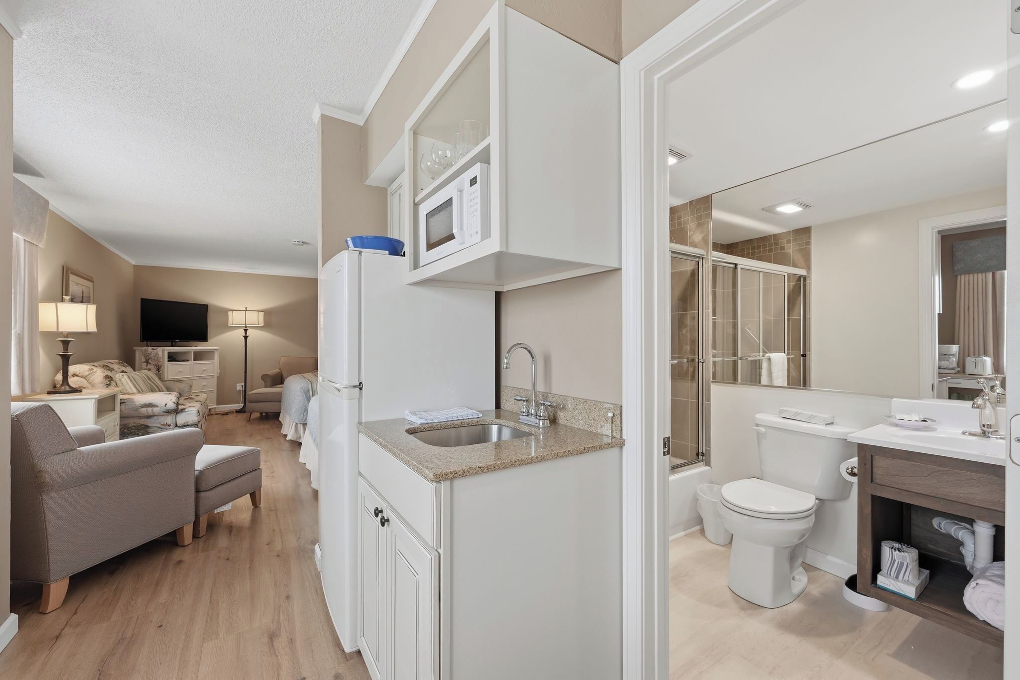 Deluxe Studio | Bathroom | Hair dryer, towels
