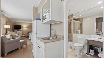 Deluxe Studio | Bathroom | Hair dryer, towels