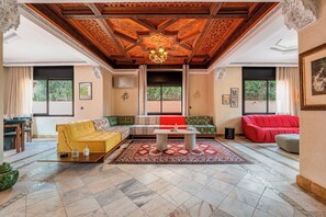 Living area - 4 Bedroom Villa in Bab Ighli Marrakech Heated Pool Atlas View (Marrakesh)