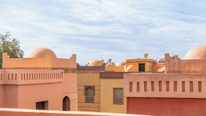 A view of traditional buildings with flat roofs and domed structures, likely part of a historic or cultural area. - 4 Bedroom Villa in Bab Ighli Marrakech Heated Pool Atlas View (Marrakesh)