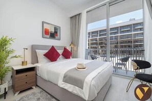 Estudio de lujo, balcón, vistas a la ciudad | Sábanas de algodón egipcio, ropa de cama de alta calidad, caja fuerte