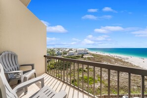 Property grounds - Quiet, west-end of PCB Pinnacle Port 2-bedroom beauty. Near 30A (Panama City Beach)