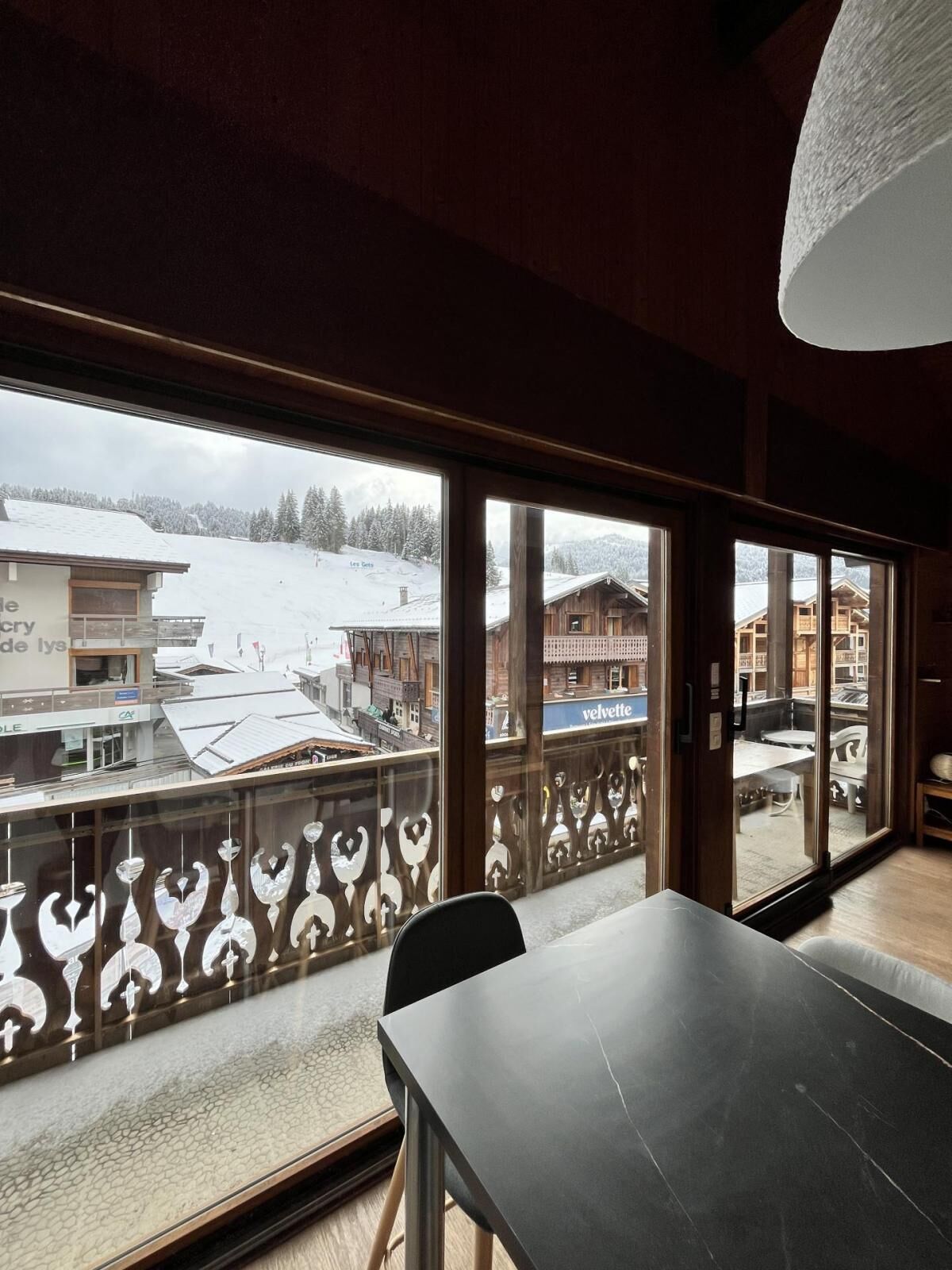Ein Essbereich mit Blick auf eine verschneite Landschaft und Gebäude.