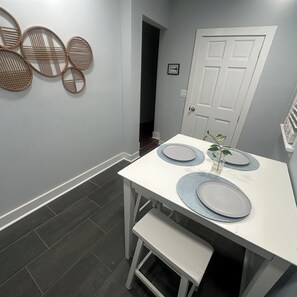 Interior - Beautiful 3-bd/2 ba condo just steps away from King St with parking! (Charleston)