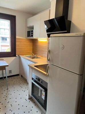 Kühlschrank, Mikrowelle, Ofen, Geschirrspüler