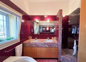 Dusche, Haartrockner, Handtücher, Shampoo