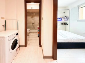 Shower, hair dryer, towels, shampoo - Cinzia's City Pad Comfort Near Central Station (Bologna)