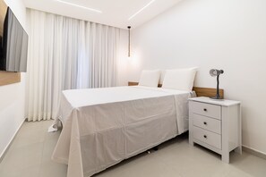 Apartamento | Cortinas blackout, ferros/tábuas de passar roupa, Wi-Fi de cortesia