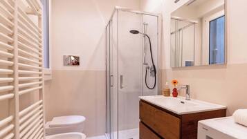 Shower, hair dryer, towels, shampoo