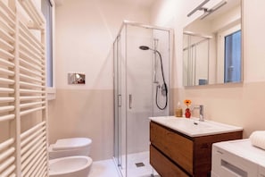 Shower, hair dryer, towels, shampoo - Casa Cleo, your cozy and charming nest in Arezzo (Arezzo)
