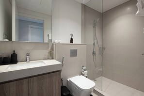 A modern bathroom with a sink, toilet, and shower. - Luxury 2BR Burj Khalifa View Dubai Mall (Dubai)