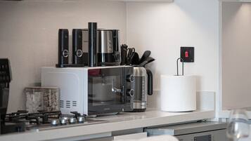 Apartment, 2 Bedrooms, Balcony, City View | Private kitchen