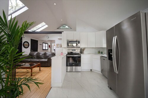 Cozy Lake House Retreat. EV Charger, Modern Cabin.