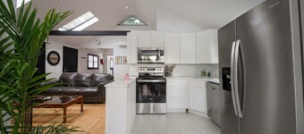 Cozy Lake House Retreat. EV Charger, Modern Cabin.