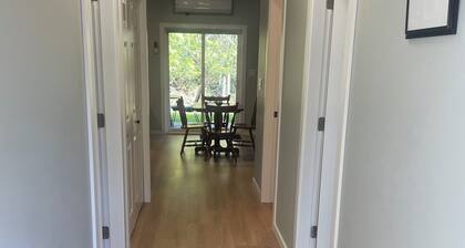 Quiet getaway in the forest close to beach/lakes/Mt Washington and great food.