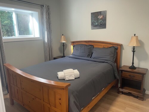 Quiet getaway in the forest close to beach/lakes/Mt Washington and great food.