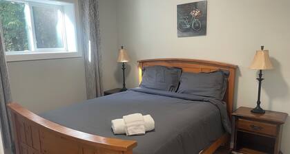 Quiet getaway in the forest close to beach/lakes/Mt Washington and great food.