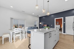 Interior - Luxe Lil` Italy 2BR | Sleeps 6 | Free Parking+Gym (Cleveland)