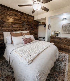 2 bedrooms, iron/ironing board, free WiFi, bed sheets - 2 Bedroom Condo ON Lake Hamilton! Sleeps 6! (Hot Springs)