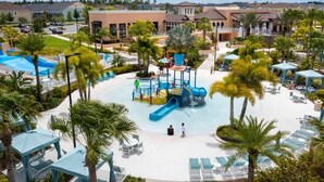 Ein Resort mit Wasserpark, Palmen und Poolbereich.