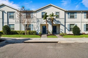 Property entrance - Modern 5Br Downstairs Room, Pool & Lazy River 2402 (Kissimmee)