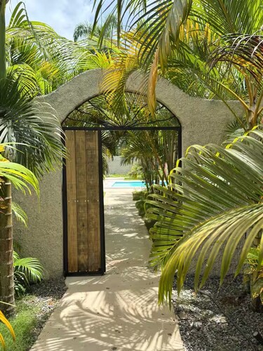 Villini: Private Tropical Oasis Near the Beach