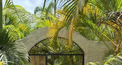 Villini: Private Tropical Oasis Near the Beach
