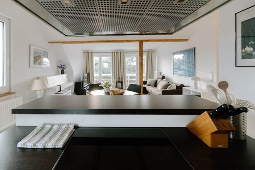 In the middle of SPO: large, light-flooded apartment